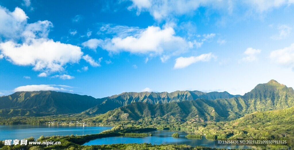 群山湖泊