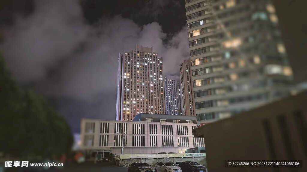 城市高楼雨后多云夜景照片
