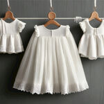 设计一套小女孩的纯白色礼服，十分大气。挂在墙上。，衣服是纱纱裙