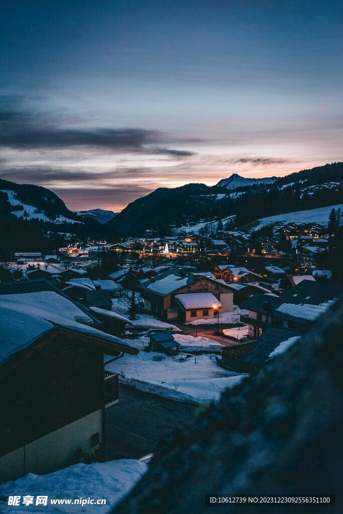 夜晚雪景村庄