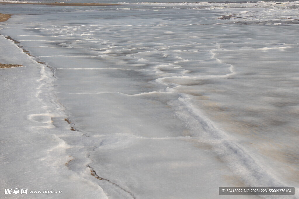 冬日海冰裂缝