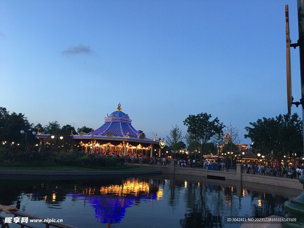 旋转木马夜景