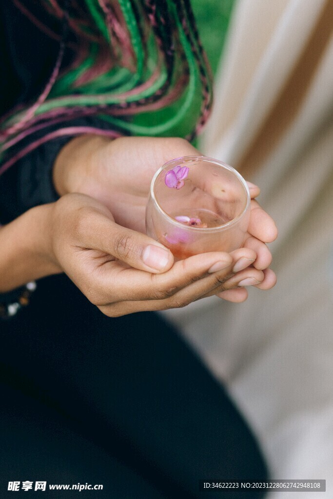 手捧茶杯