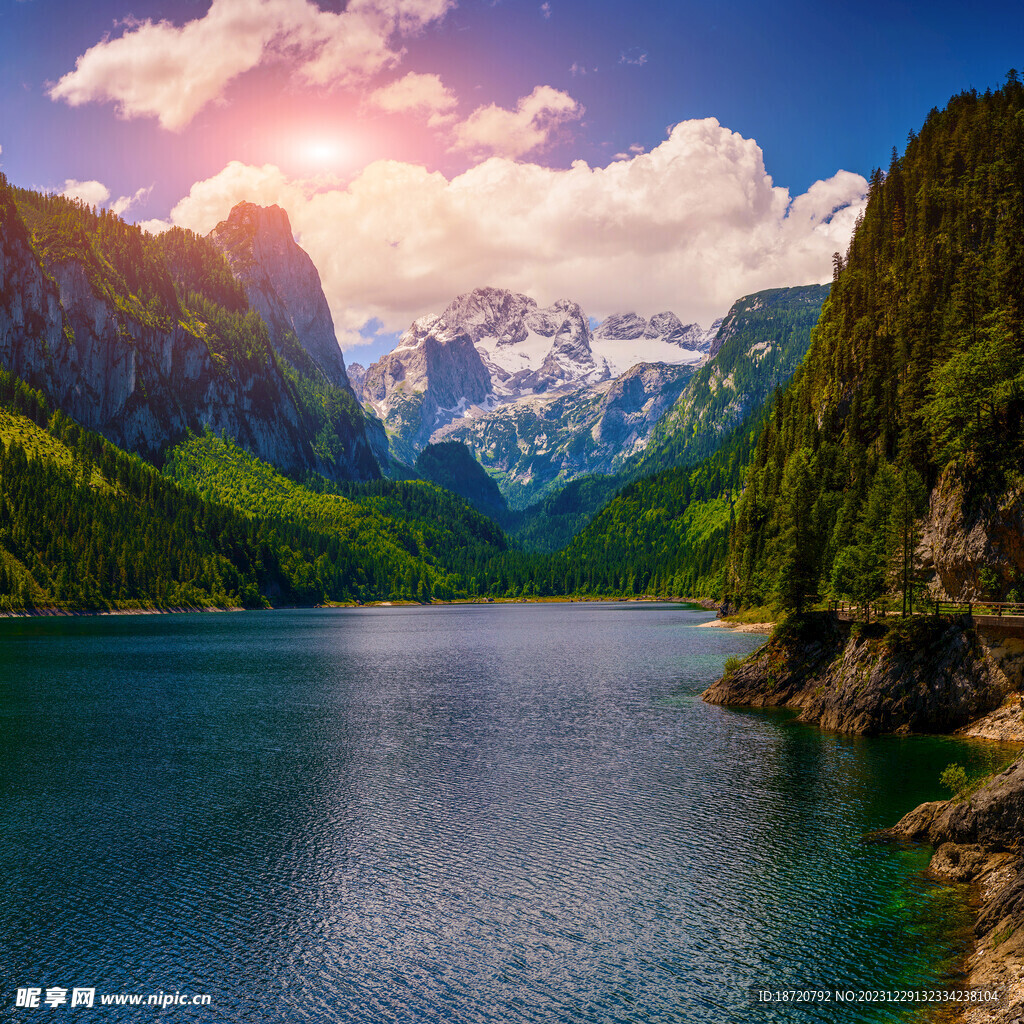 湖泊山峰图片