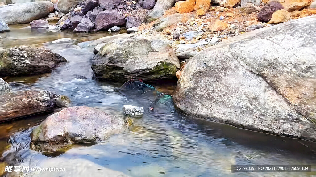 山涧流水