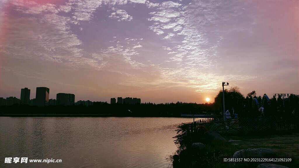 夕阳湖景