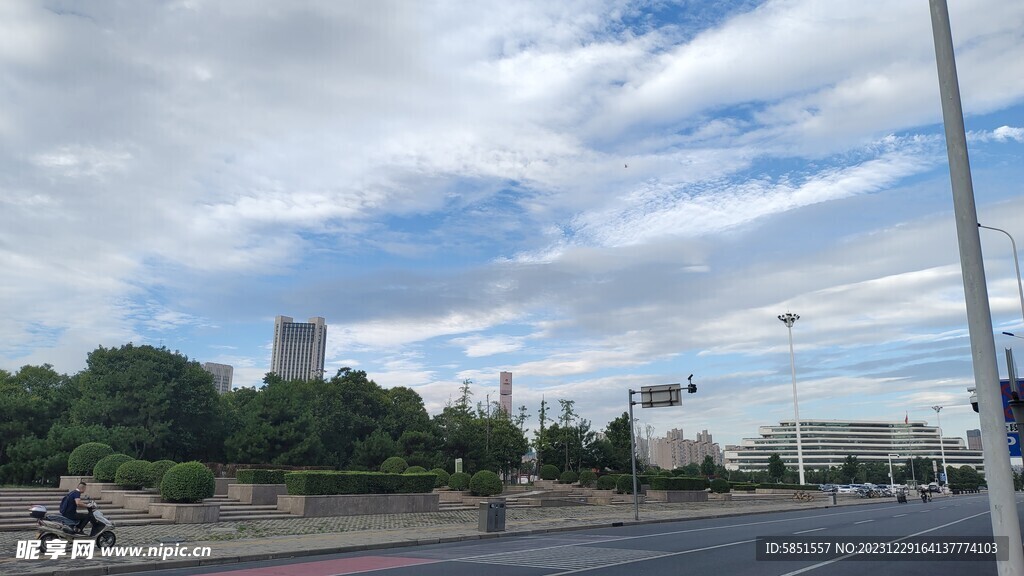 广场上空