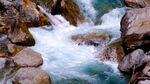 山涧溪水图片