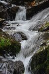 山涧溪水图片