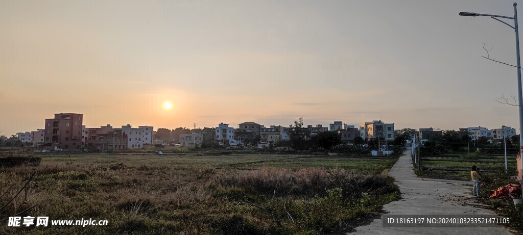 夕阳下的农村风光