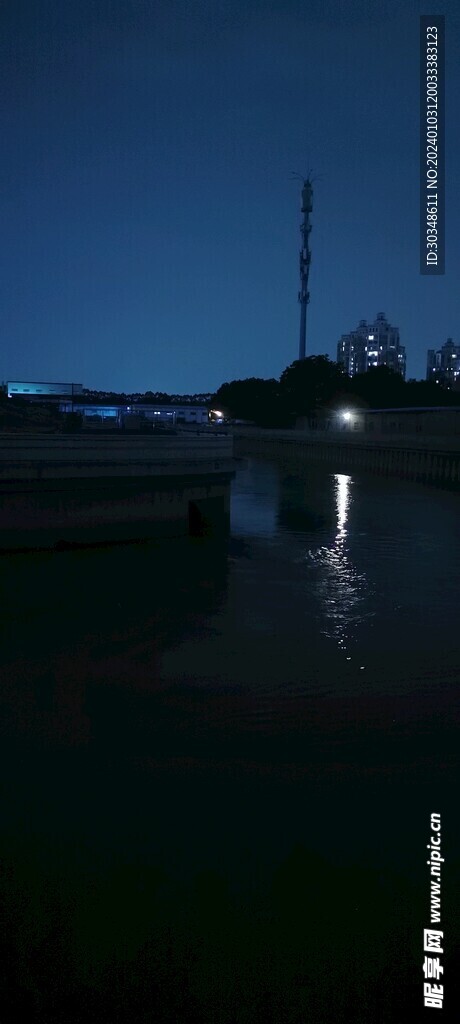 夜晚的河边灯塔