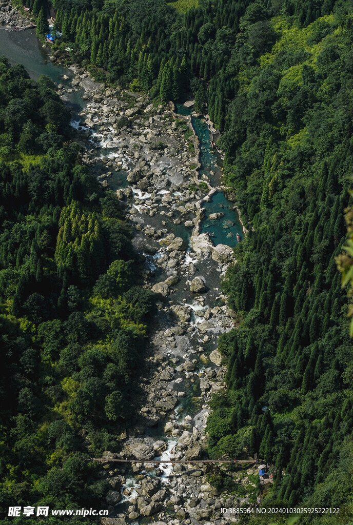山涧溪水图片