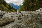 山涧溪水图片