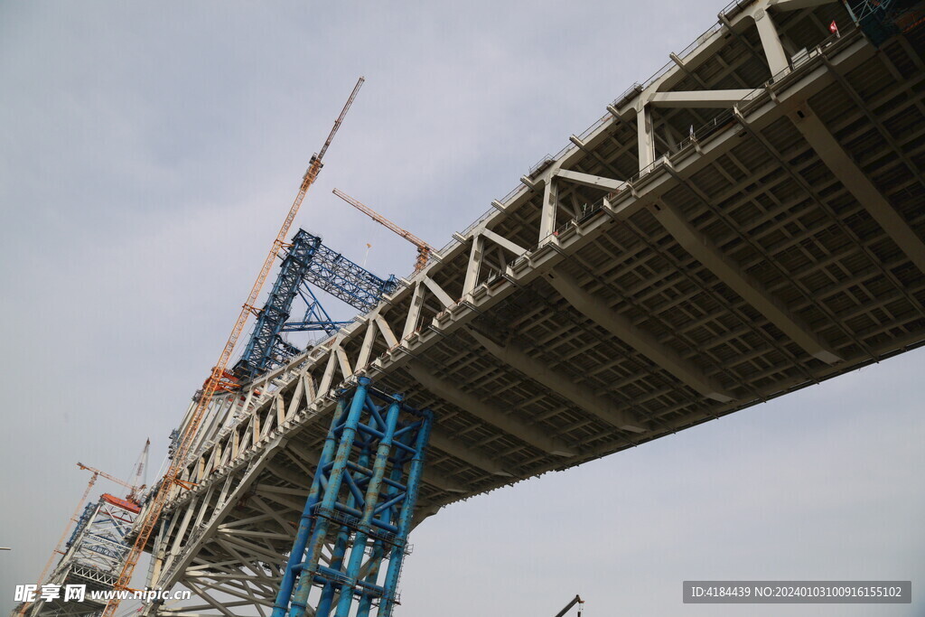 建设中的常泰大桥钢结构桥身