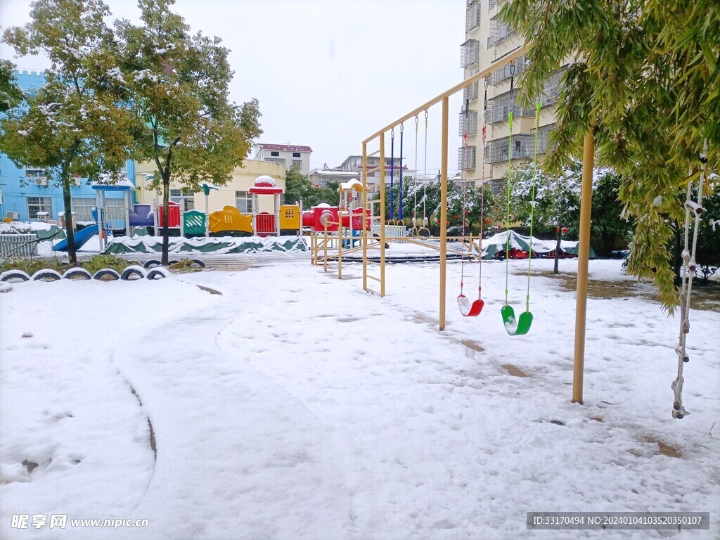 幼儿园冬日里的雪景