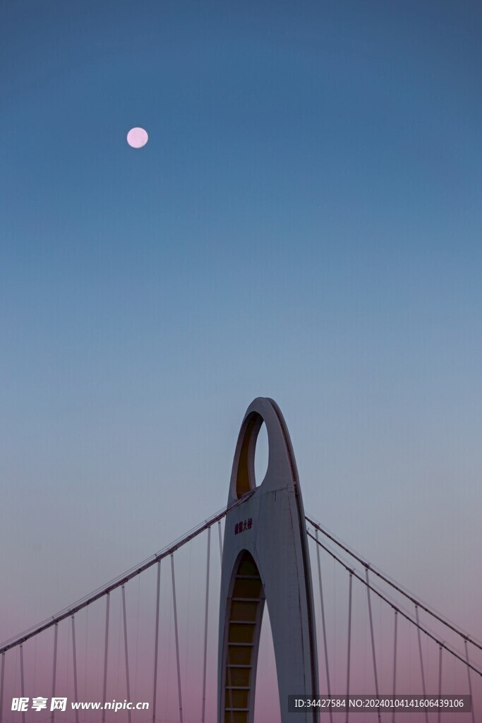 桥梁建筑和月亮