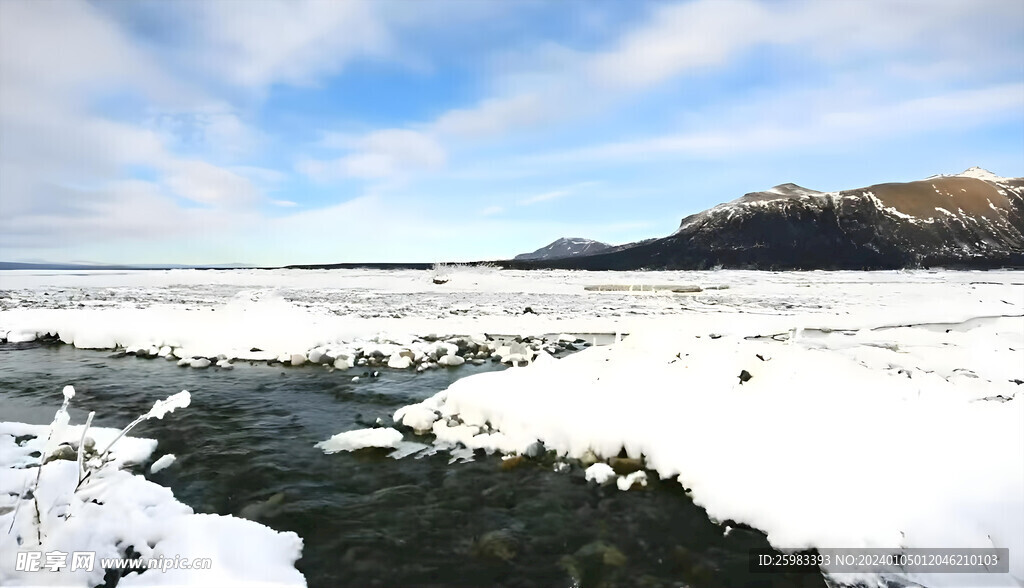 积雪的湖畔