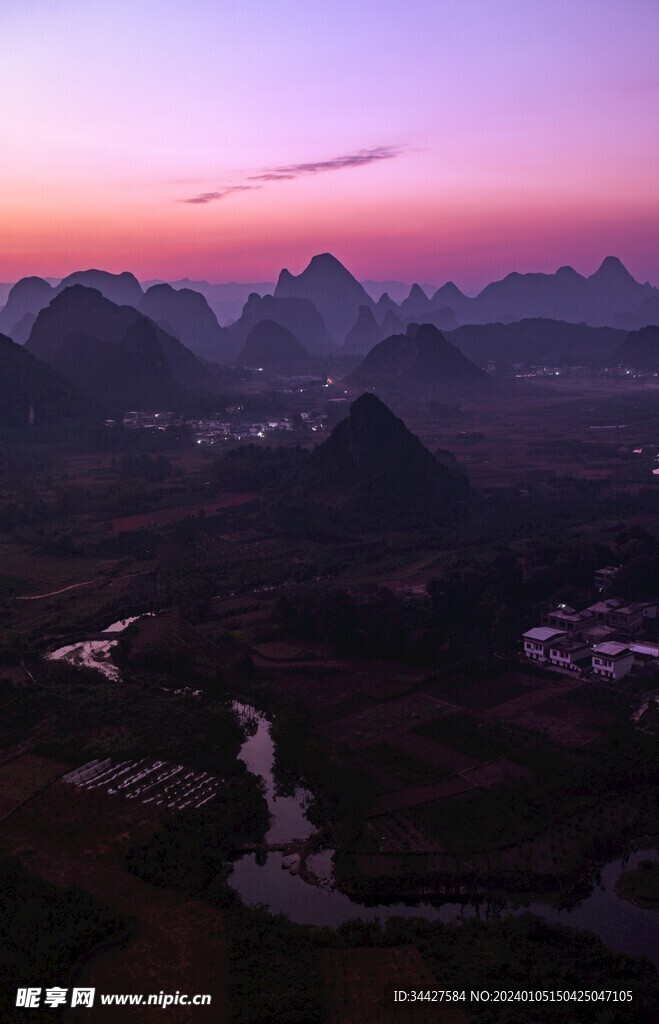 山脉河流风景