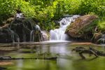 山涧溪水图片