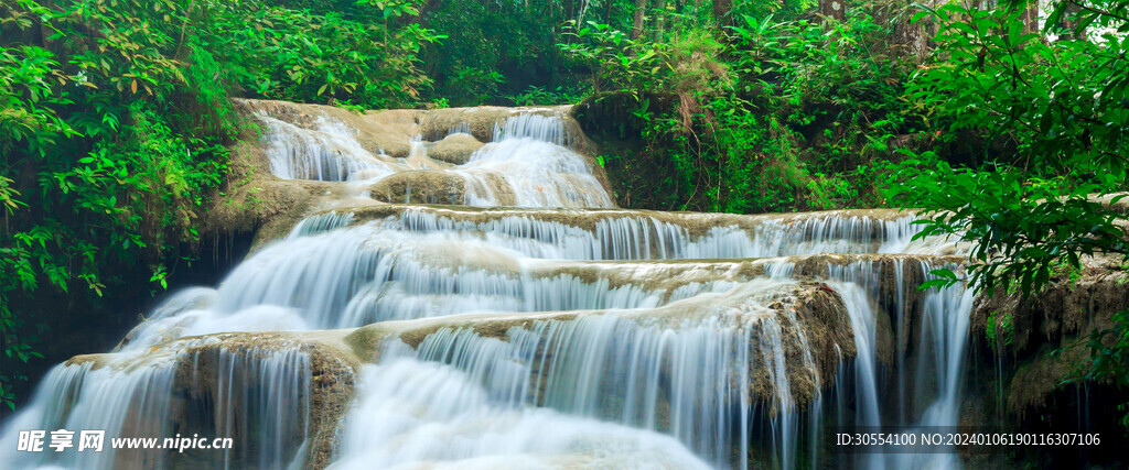 山涧溪水图片