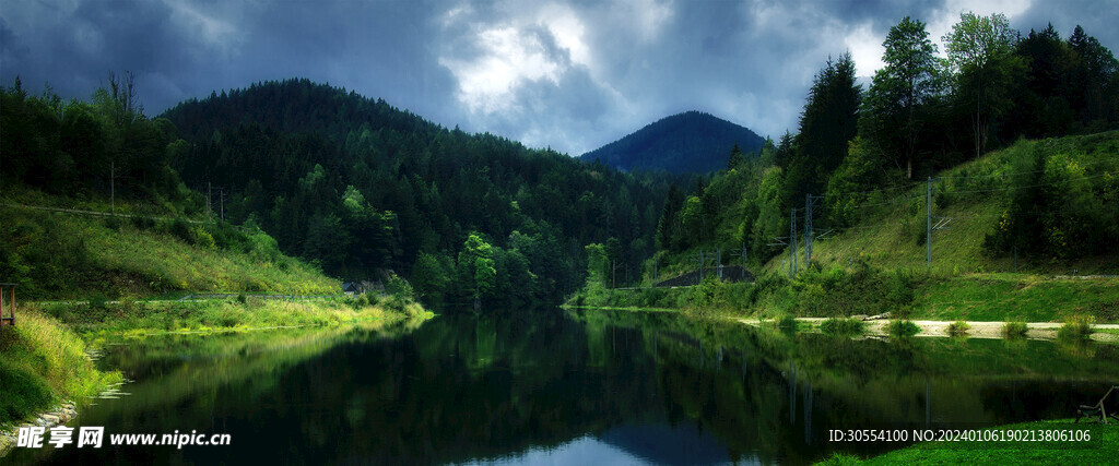 美丽湖泊山峰森林风景图片