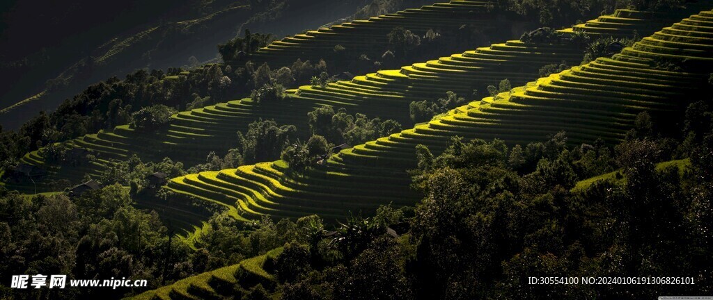 山脉湖景图片