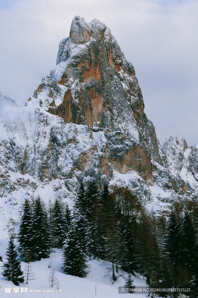 雪山岩石