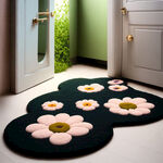 在卫生间门口放置一块植绒地垫，图案选用可爱花，