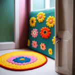 在淋浴房门口放置一块植绒针织地垫，图案选用颜色鲜艳可爱花朵，