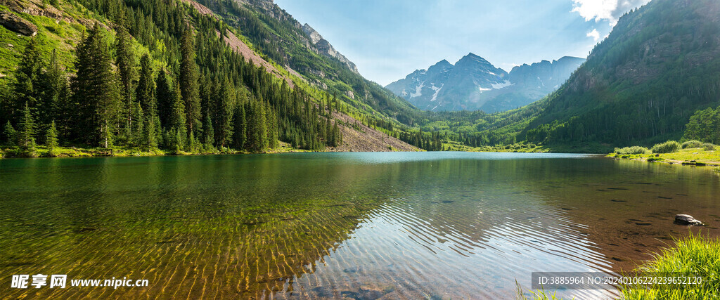 美丽湖泊山峰森林风景图片