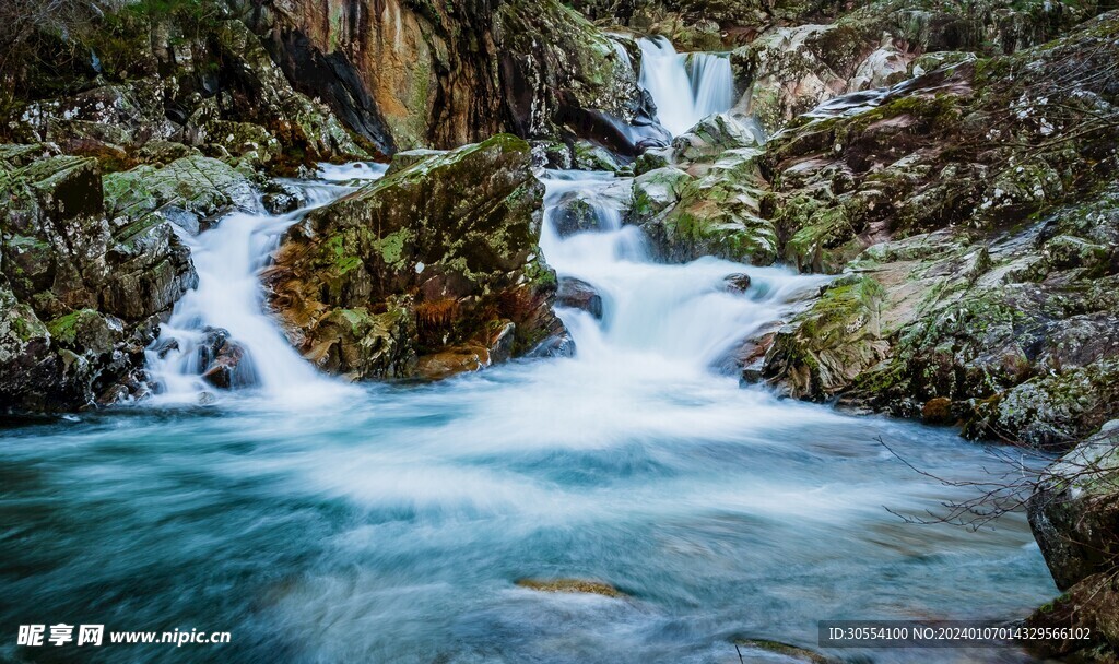 山脉湖景图片