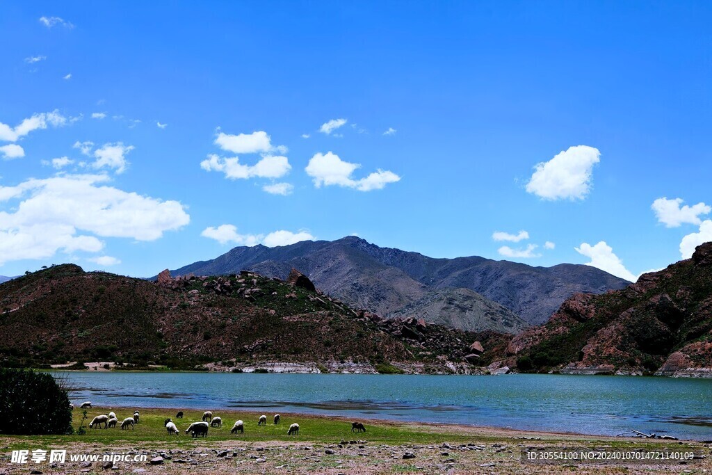 山脉湖景图片
