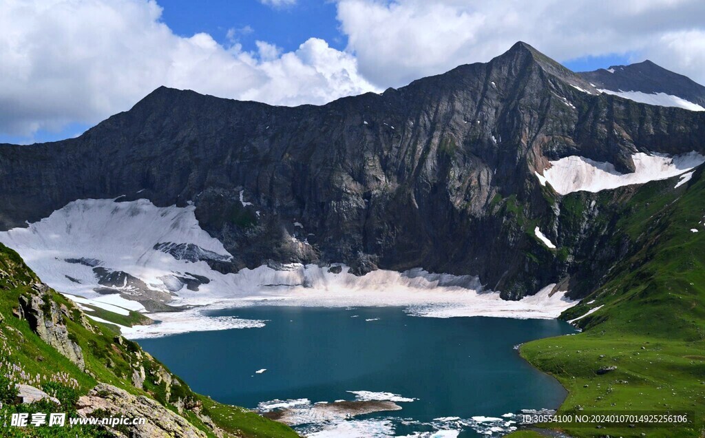 美丽湖泊山峰森林风景图片
