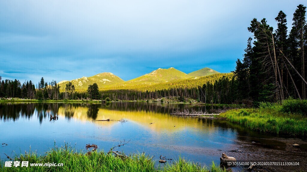 美丽湖泊山峰森林风景图片