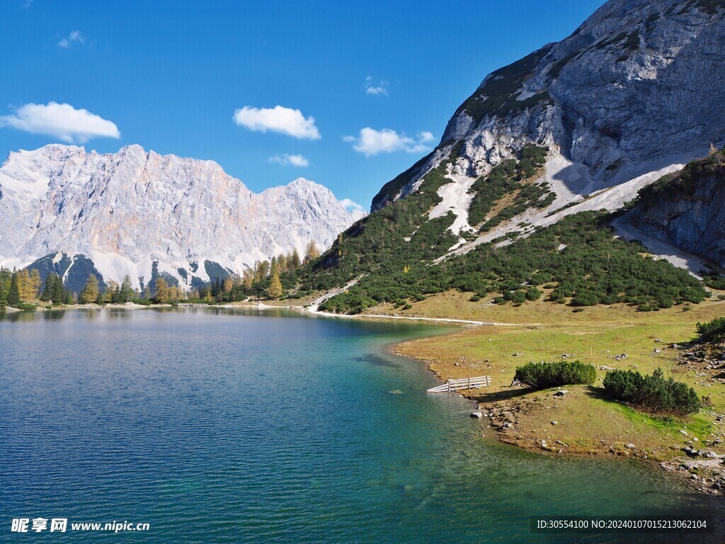 美丽湖泊山峰森林风景图片