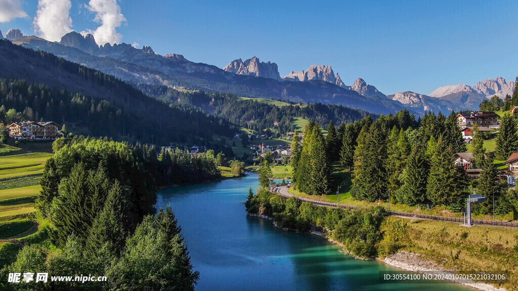 美丽湖泊山峰森林风景图片