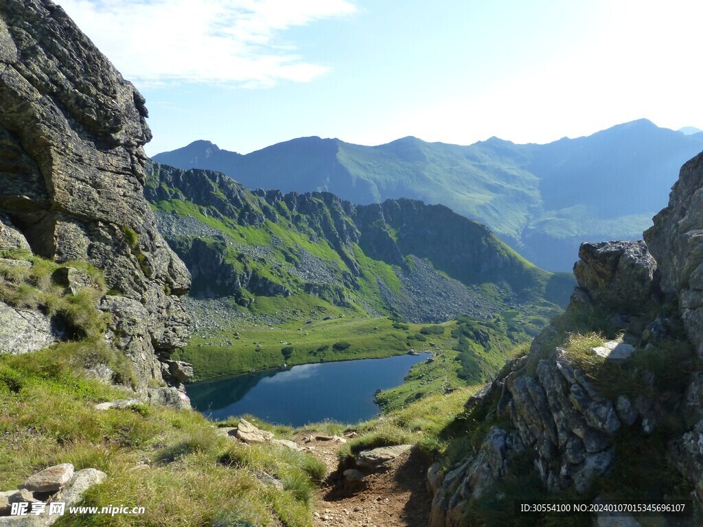 美丽湖泊山峰森林风景图片