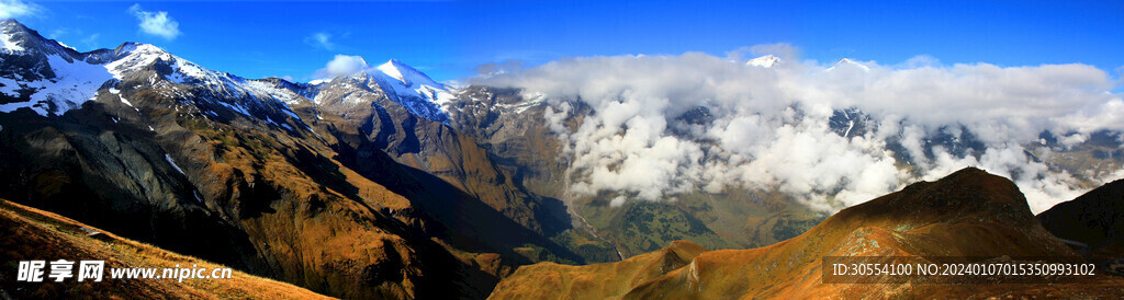 美丽湖泊山峰森林风景图片