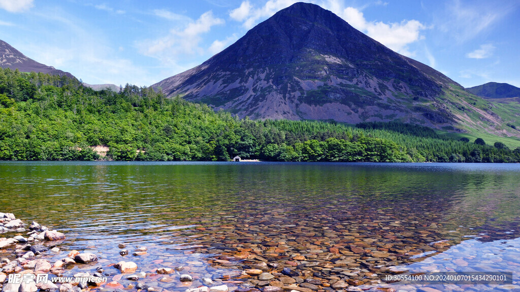 美丽湖泊山峰森林风景图片
