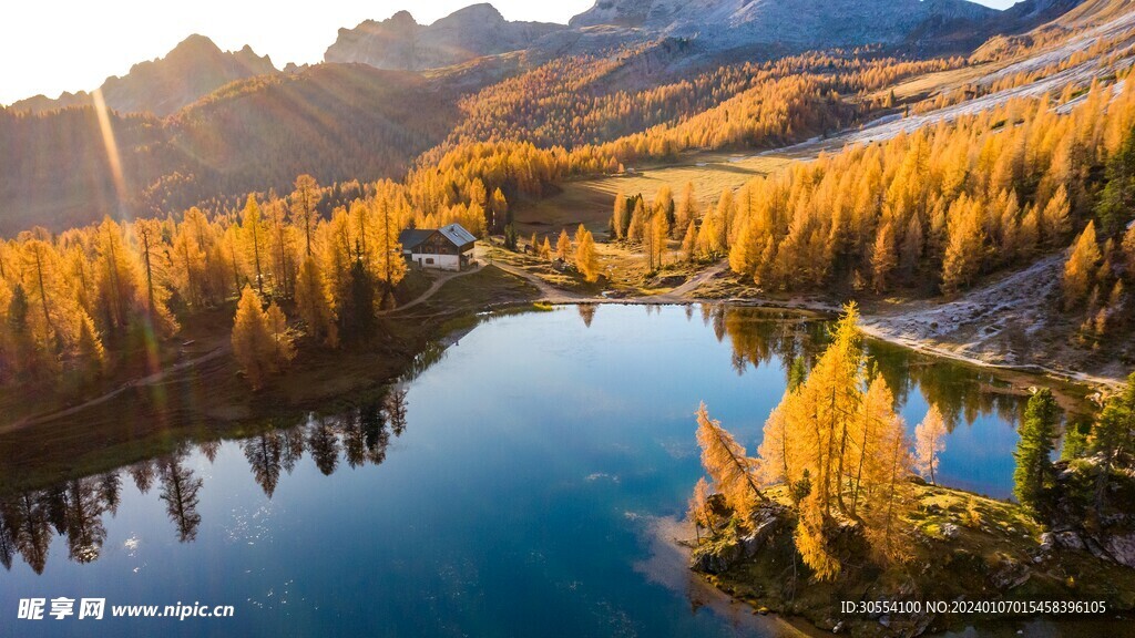 美丽湖泊山峰森林风景图片