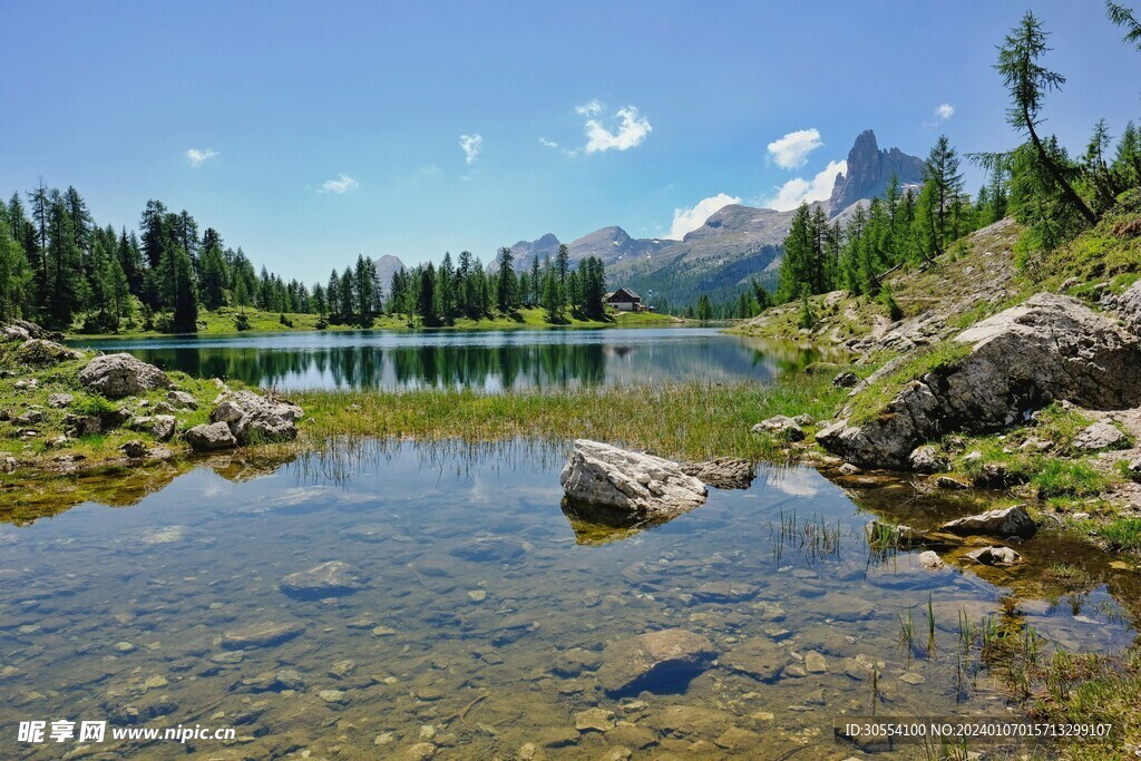  美丽湖泊山峰森林风景图片