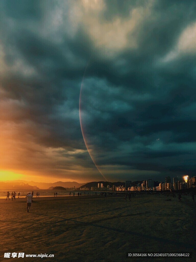 夏季海滩乌云