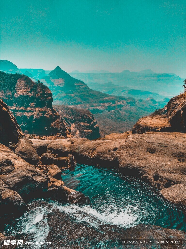山崖湖水