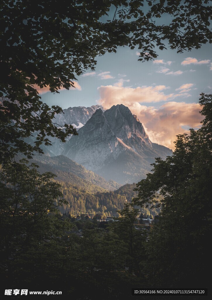 森林山脉山峰