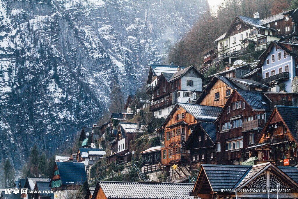 雪山下的房屋建筑