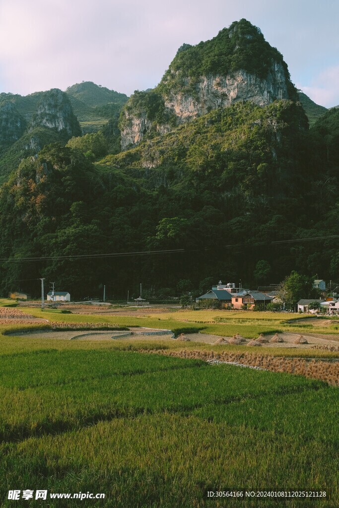 山脉草原