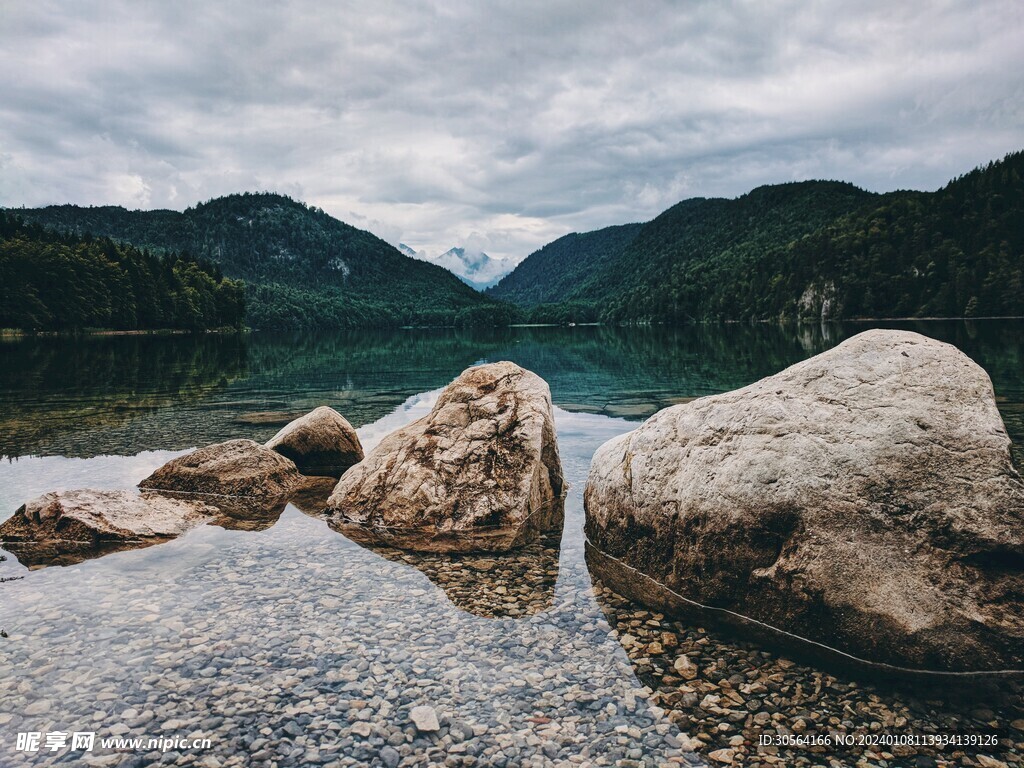 湖面岩石