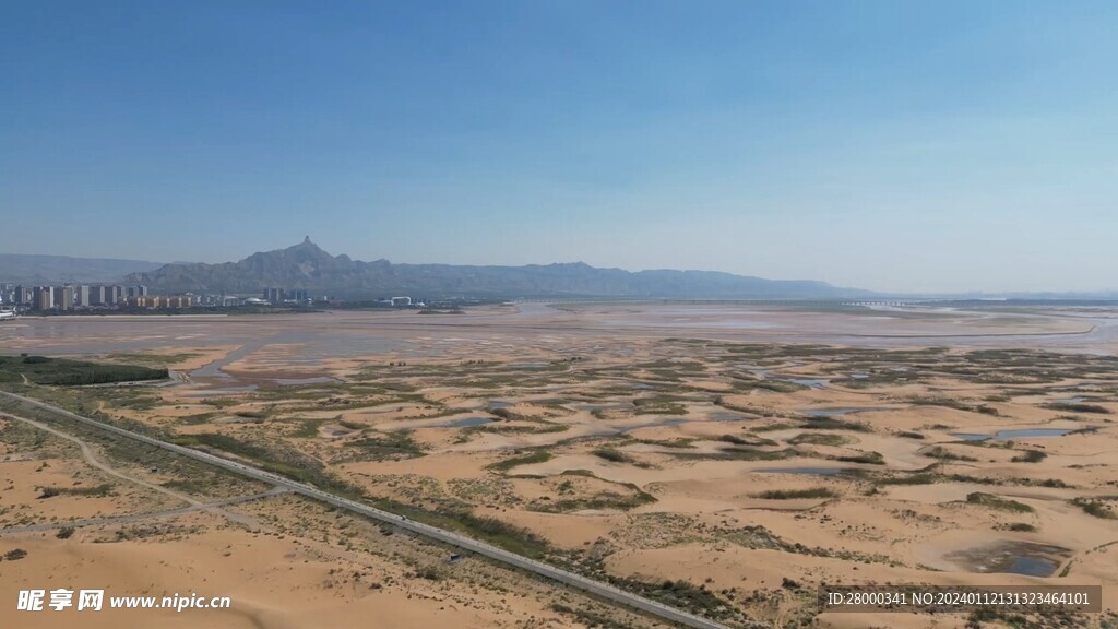 航拍内蒙古乌海市乌海湖沙漠景区