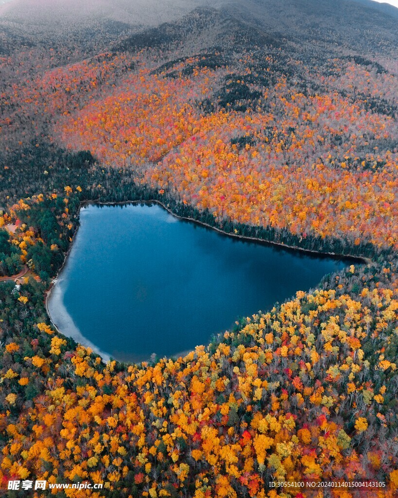 山脉湖景图片