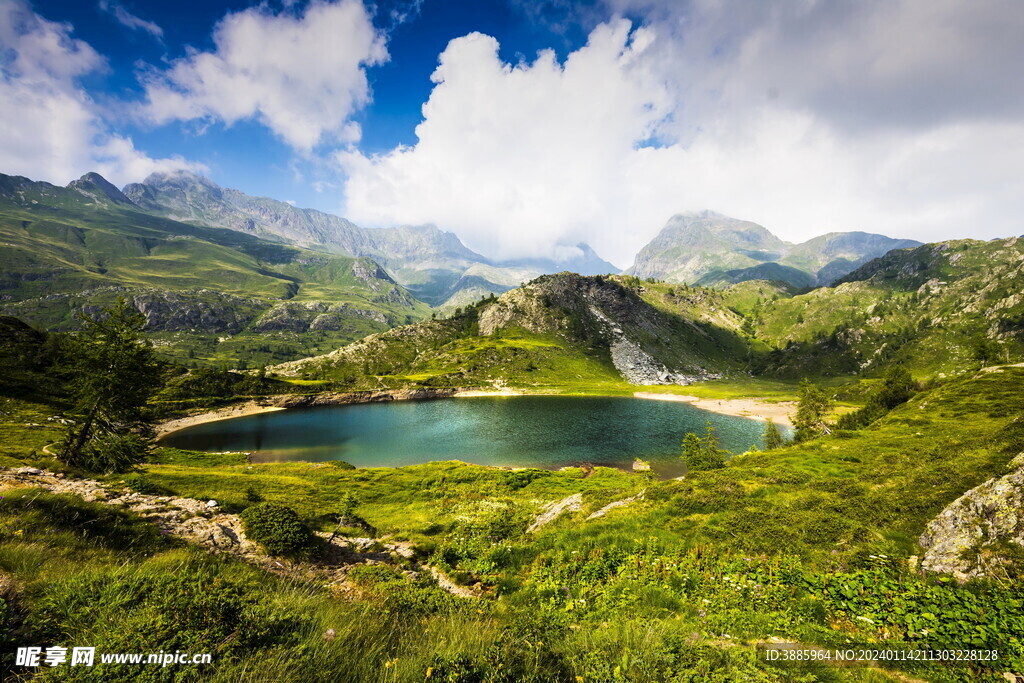 美丽湖泊山峰森林风景图片